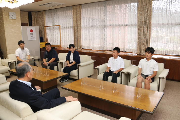 市長と話す選手たち