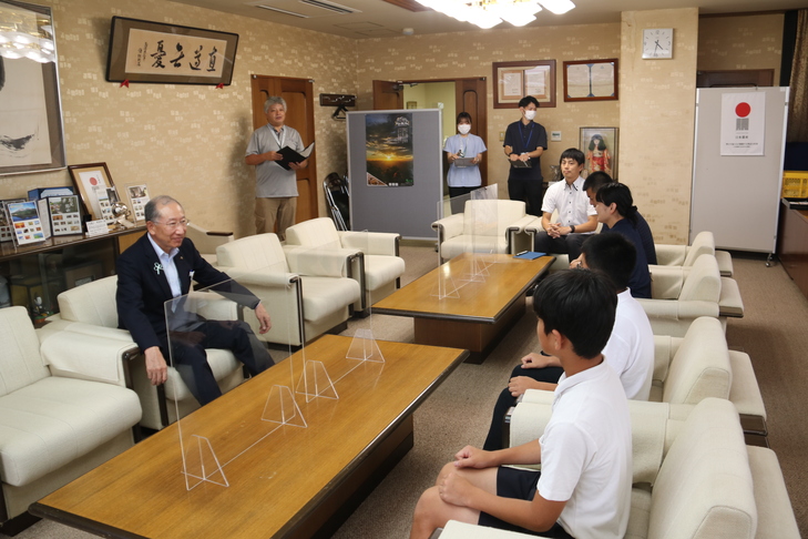 選手に質問する市長