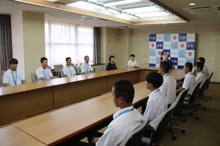 市長と話す顧問