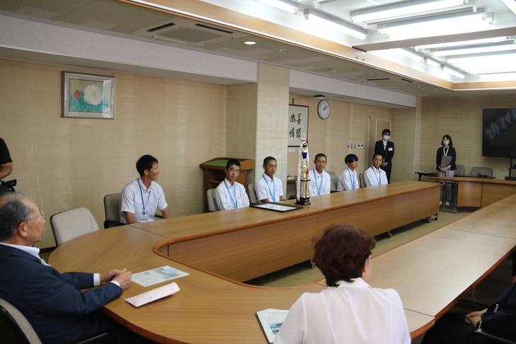選手の感想を聞く市長