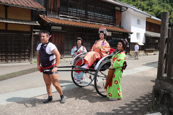 人力車に乗る姫