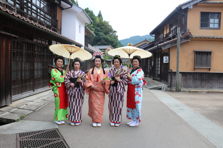 町並みでの姫と腰元