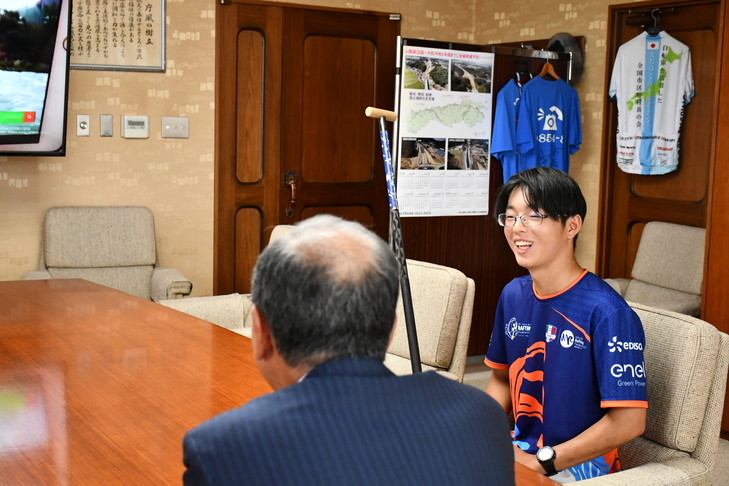 木村さんと談笑する市長