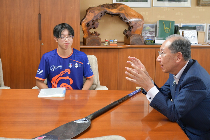 談笑する市長３