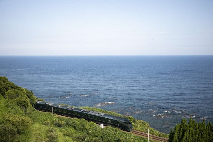 海沿いを走る瑞風