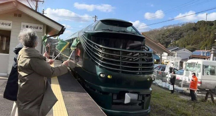 温泉津駅での歓迎の様子