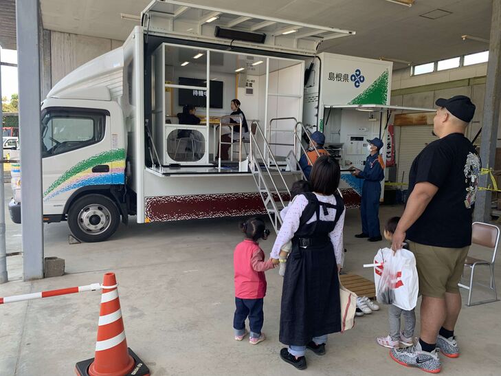 地震体験車にのる参加者