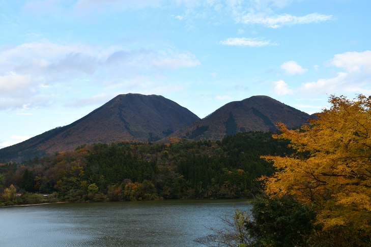 浮布池と三瓶山