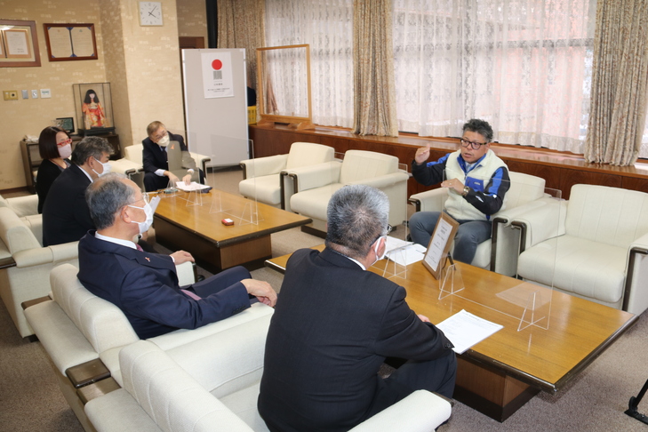 市長と意見交換する小川社長