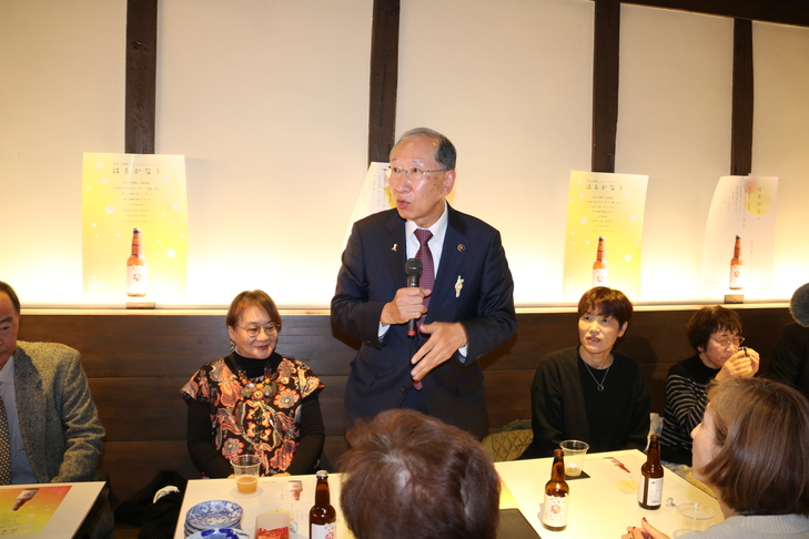 試飲の感想を語る市長