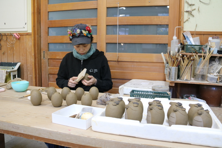 辰の置物を制作する荒尾さん