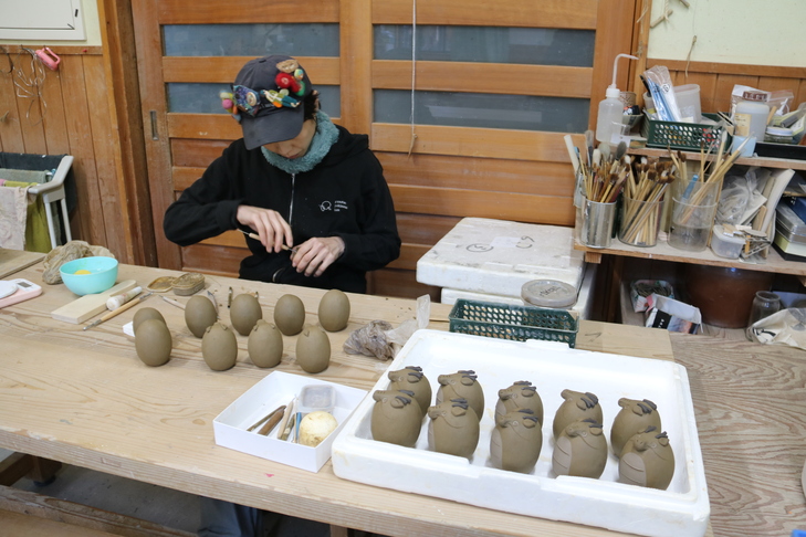 辰の置物を制作する荒尾さん