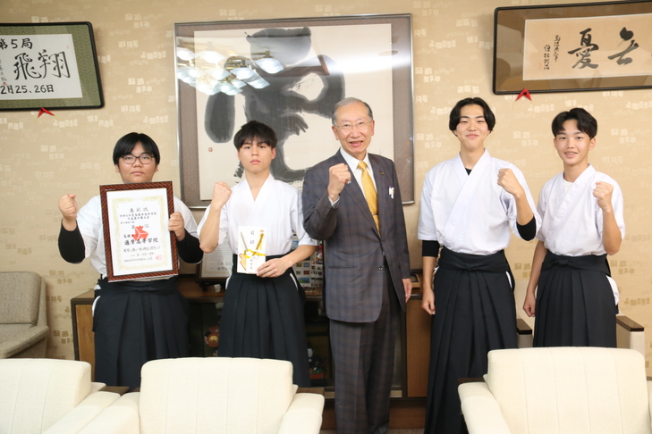 市長と弓道部のみなさん