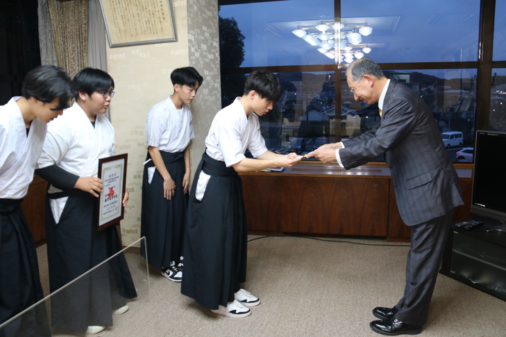 市長から激励金を受け取る弓道部のみなさん
