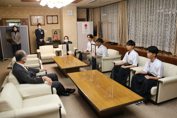 市長と歓談する弓道部のみなさん