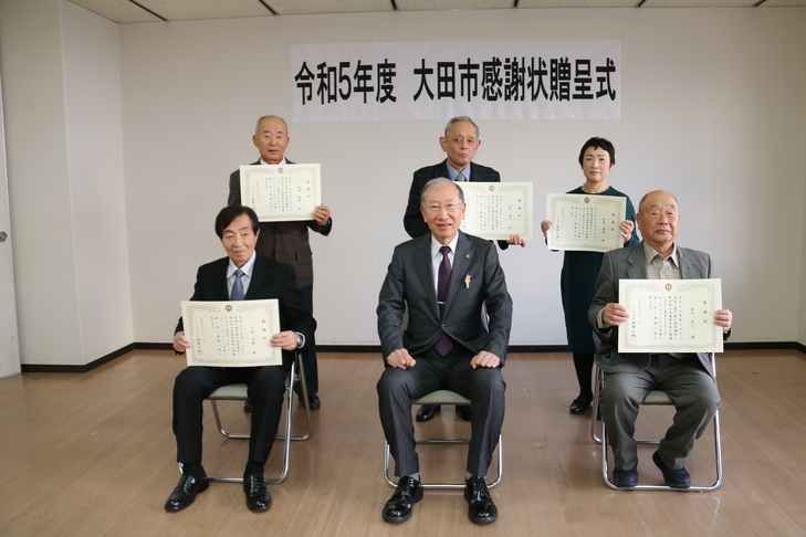 市長と感謝状を贈呈されたみなさん