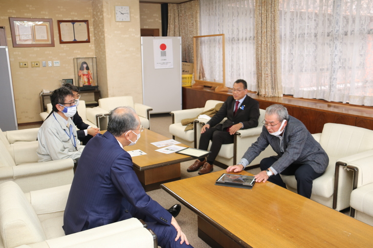 市長と歓談する清水さんと石原さん