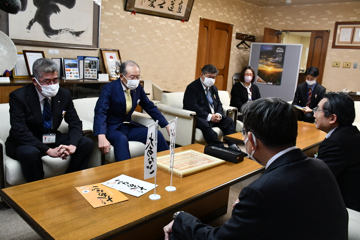 大田商工会議所関係者と市長が歓談