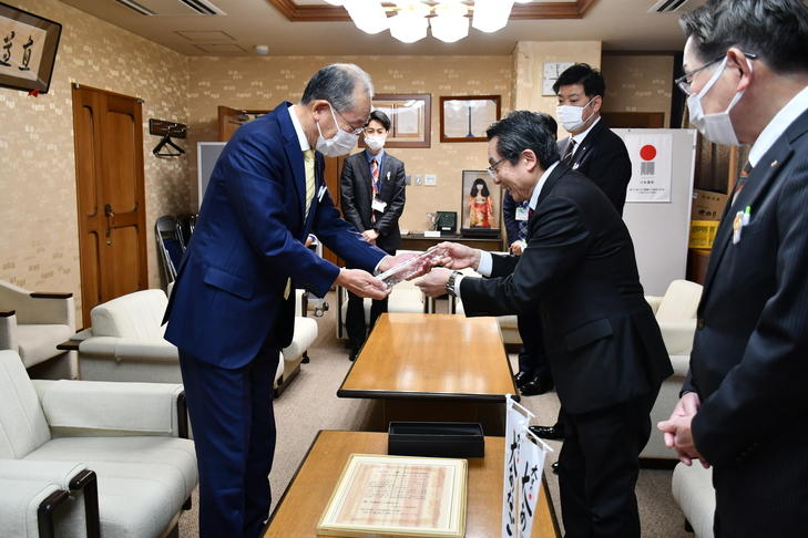 トロフィーを市長に見せる会頭