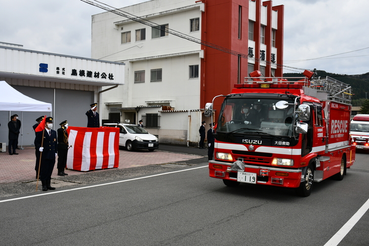 行進する消防車