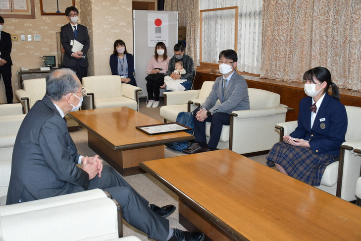 市長と歓談する知野見さん