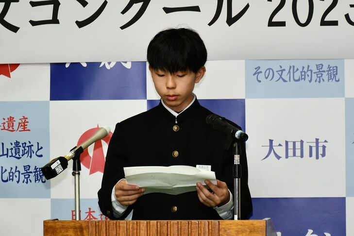 朗読する松場さん