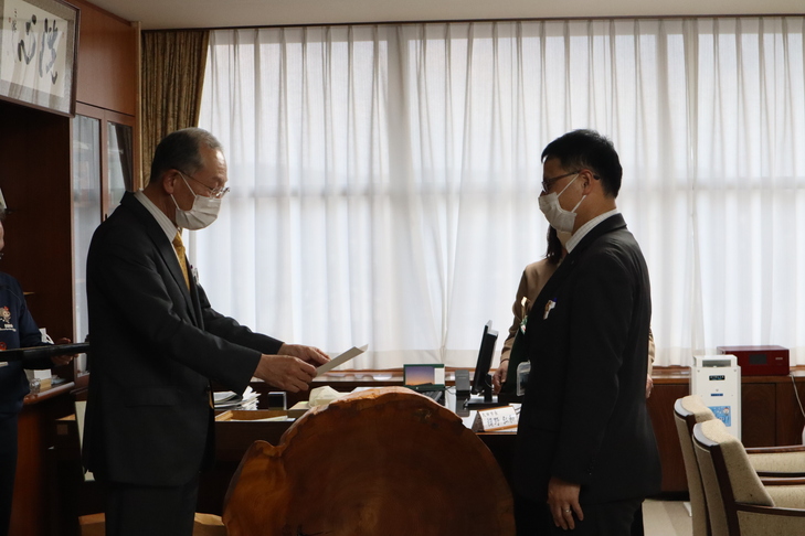 市長から表彰を受け取る職員