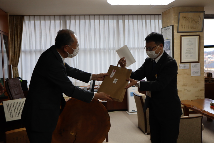 市長から記念品を受け取る職員