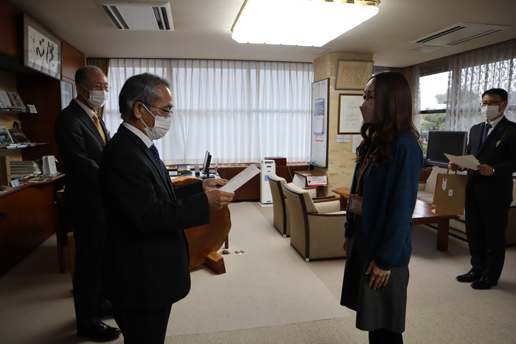 副市長から表彰を受け取る職員