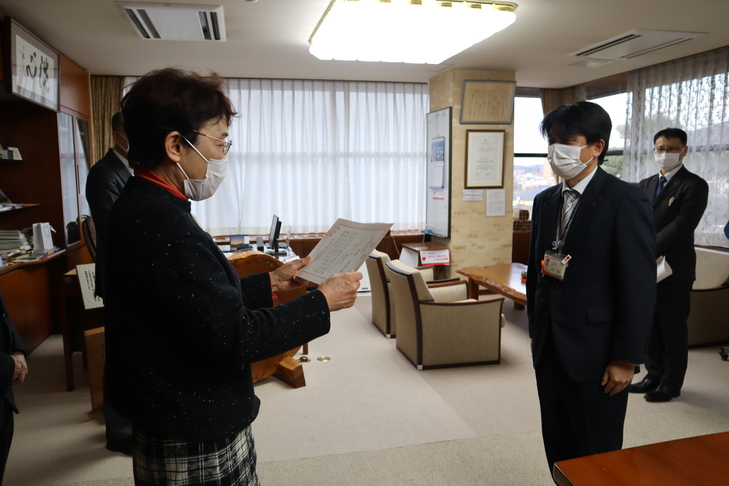 教育長から表彰を受け取る職員