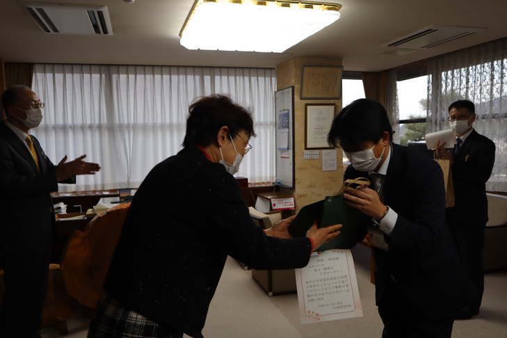 教育長から記念品を受け取る職員