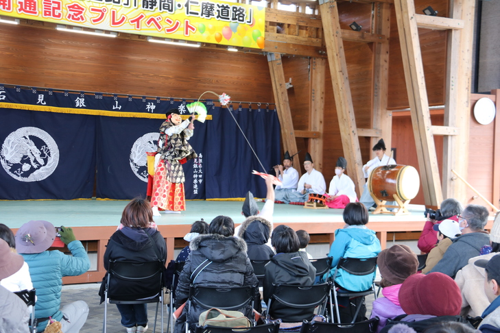 神楽の恵比寿を舞う神楽団