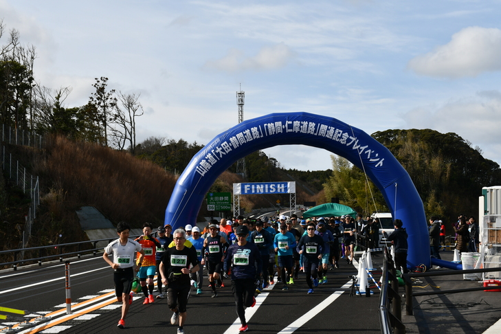 マラソンをする出場者