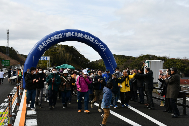 ウォーキングを開始する出場者