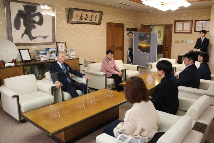 知野見さんに質問する市長