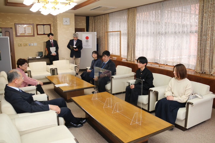市長に質問する知野見さん
