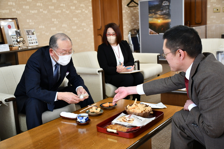商品を紹介する工場長