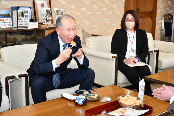 試食する市長