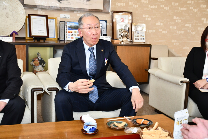チップスを試食する市長