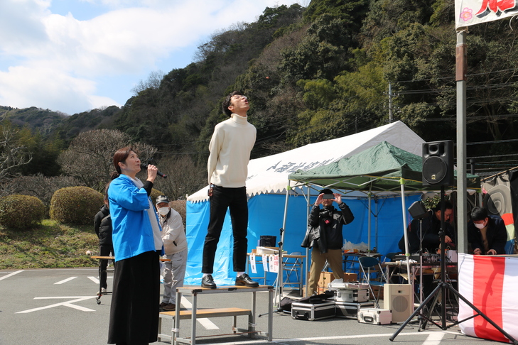 梅飛ばしをする男性