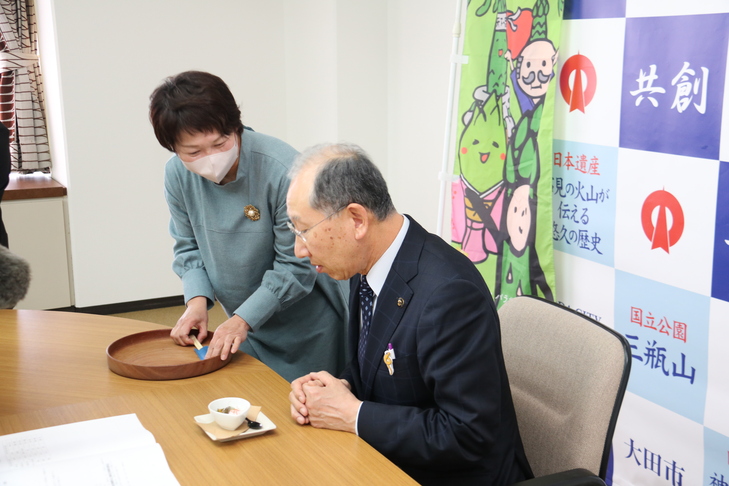 アスパラガスを試食する市長