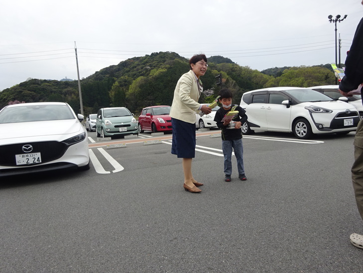 啓発活動を行う武田教育長