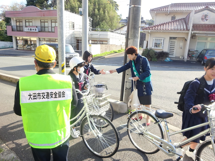 街頭啓発活動をする武田教育長