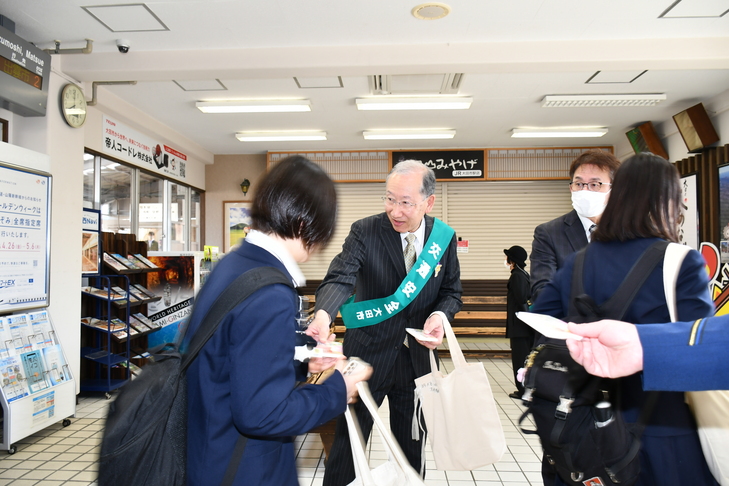 駅構内でティッシュを配付する市長