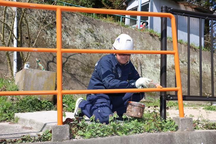 ペンキを塗る作業員