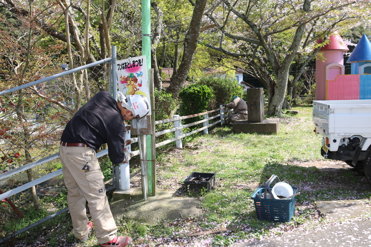 錆び取りをする作業員