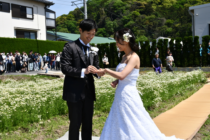指輪交換をする新郎新婦
