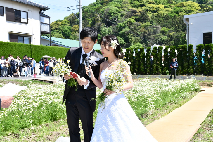誓いの言葉を述べる新郎新婦