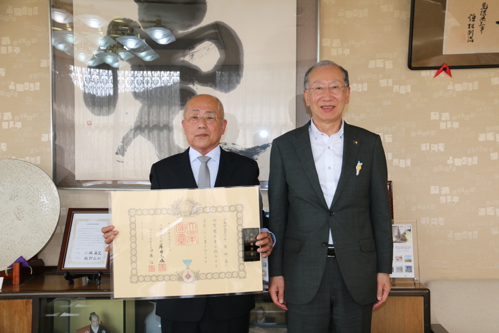 受賞した石賀さんと市長