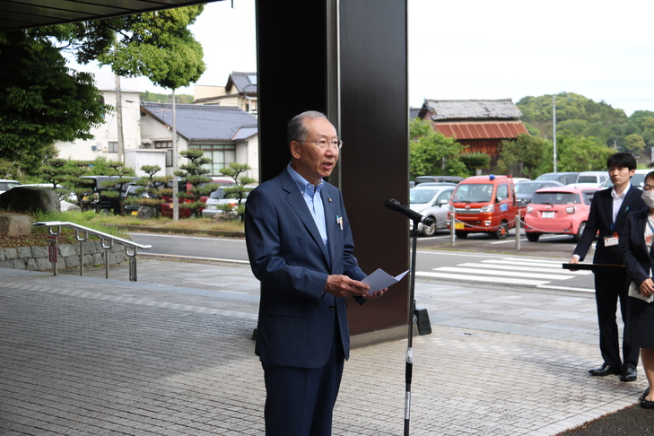 あいさつをする市長